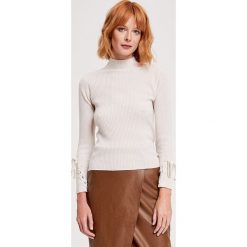 Sweter w kolorze białym. Białe swetry damskie ZOCHA, s, bez wzorów, z kaszmiru, bez kołnierzyka, bez ramiączek, bez kaptura. W wyprzedaży za 374.95 zł.