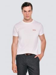 Koszulka męska z niewielkim nadrukiem na piersi biała Karr 100. Białe t-shirty męskie Big Star, na zimę, l, bez wzorów, z bawełny, klasyczne, bez kołnierzyka. Za 99.99 zł.