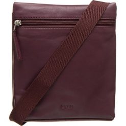 Skórzana torebka "Vora 1" w kolorze śliwkowym - 18,5 x 21 x 5,5 cm. Brązowe torby na ramię damskie marki BREE. W wyprzedaży za 227.95 zł.