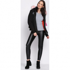 Czarna Kurtka Loud Opinion. Czarne kurtki damskie Born2be, na zimę, z aplikacjami. Za 119.99 zł.