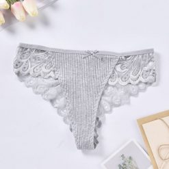 Stringi koronkowe na specjalne okazje Reinie. Szare stringi damskie Intica, l, bez wzorów, z koronki. W wyprzedaży za 49.00 zł.