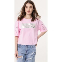 Różowy T-shirt Band. Czerwone t-shirty damskie Born2be, l, z aplikacjami, z dzianiny, bez kołnierzyka. Za 34.99 zł.