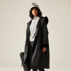 Unisex dla dorosłych wodoodporny szlafrok do zmiany. Brązowe szlafroki damskie Regatta, l, bez wzorów, z materiału, bez ramiączek, długie, z kapturem. Za 749.99 zł.