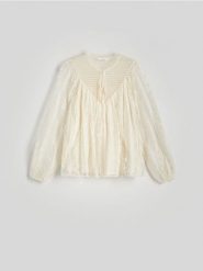 Bluzka z koronki - złamana biel. Bluzki damskie Reserved, l, bez wzorów, z dzianiny, bez kołnierzyka, bez ramiączek. W wyprzedaży za 99.99 zł.