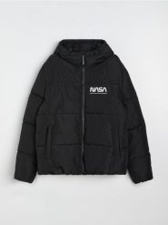 Pikowana kurtka puffer z kapturem NASA - czarny. Czarne kurtki męskie Sinsay, l, bez wzorów, z kapturem. Za 159.99 zł.