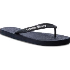 Japonki EA7 EMPORIO ARMANI - XCQ002 XCC08 A138 Night Blue/White. Niebieskie klapki damskie EA7 Emporio Armani, bez wzorów, z tworzywa sztucznego, bez obcasa, bez zapięcia. W wyprzedaży za 179.00 zł.