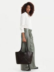 Calvin Klein Torebka Bold Ck Shopper LV04F3562G Brązowy ciemny. Brązowe torebki shopper damskie Calvin Klein, bez wzorów, ze skóry, bez dodatków. Za 529.99 zł.