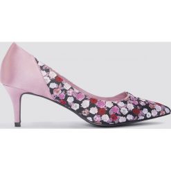 NA-KD Shoes Satynowe czółenka na średnim obcasie - Pink,Multicolor. Różowe czółenka damskie NA-KD Shoes, z satyny. W wyprzedaży za 42.59 zł.