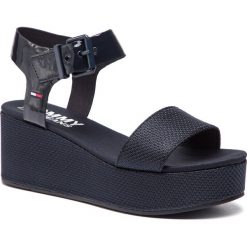 Sandały TOMMY JEANS - Material Mix Flatform Sandal EN0EN00561 Midnight 403. Klapki damskie marki Tommy Jeans. Za 399.00 zł.