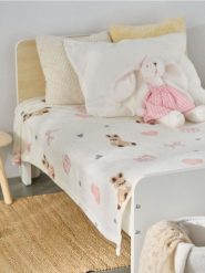 Koc z nadrukiem w króliczki - kremowy. Białe kocyki dla dzieci Sinsay. Za 25.99 zł.