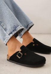 Czarne Klapki Typu Chodaki z Zamszu Naturalnego z Klamrą Meridnore. Czarne klapki damskie Renee, bez wzorów, z materiału, eleganckie, bez obcasa, na płaskiej podeszwie. Za 139.99 zł.