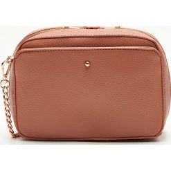 Torebka na ramię z łańcuszkiem - Różowy. Torby na ramię damskie marki Cropp. W wyprzedaży za 29.99 zł.