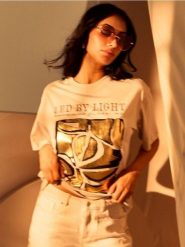 Bawełniana koszulka ze złotym nadrukiem - kremowy. Białe t-shirty damskie Sinsay, l, bez wzorów, z bawełny, bez kołnierzyka. Za 25.99 zł.