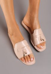 Beżowe Klapki ze Złotymi Zawieszkami Quaria. Brązowe klapki damskie Renee, bez wzorów, eleganckie, bez obcasa, na płaskiej podeszwie. Za 69.99 zł.