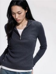 Sweter z kołnierzem - ciemnoszary. Szare swetry damskie Reserved, l, bez wzorów, z dzianiny, bez kołnierzyka, bez ramiączek, bez kaptura. Za 119.99 zł.