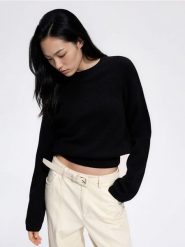Sweter z obniżoną linią ramion - czarny. Czarne swetry damskie Reserved, l, bez wzorów, z dzianiny, bez kołnierzyka, bez ramiączek, bez kaptura. Za 119.99 zł.