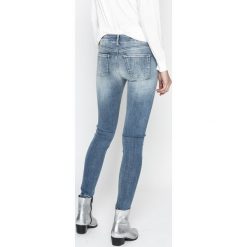 Pepe Jeans - Jeansy Pixie Studs. Jeansy damskie marki Pepe Jeans. W wyprzedaży za 369.90 zł.