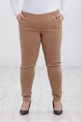 Klasyczne beżowe spodnie Nita ze zwężoną nogawką PLUS SIZE XXL. Brązowe spodnie materiałowe damskie Nasi partnerzy, plus size, bez wzorów, z elastanu. Za 159.90 zł.