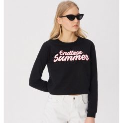 Bluza z napisem Endless summer - Czarny. Czarne bluzy damskie Sinsay, m, bez wzorów, bez kaptura. W wyprzedaży za 19.99 zł.