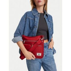 Torebka Guess Jeans. Czerwone torebki do ręki damskie Guess Jeans, z aplikacjami, z jeansu, bez dodatków. Za 179.99 zł.