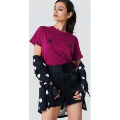 NA-KD Koszulka Double X - Red. Czerwone t-shirty damskie NA-KD, z okrągłym kołnierzem. W wyprzedaży za 21.89 zł.