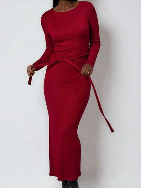 Sukienka maxi dresowa - czerwony. Czerwone sukienki damskie Sinsay, l, bez wzorów, z dresówki, bez kołnierzyka, bez ramiączek, maxi. W wyprzedaży za 37.99 zł.