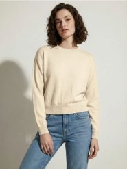 Lekki sweter basic - kremowy. Białe swetry damskie Sinsay, l, bez wzorów, bez kołnierzyka, bez ramiączek, bez kaptura. Za 39.99 zł.
