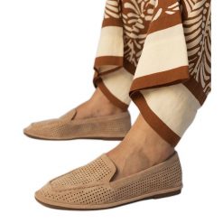 Khaki mokasyny ażurowe z ekozamszu beżowy. Brązowe mokasyny damskie ze skóry ekologicznej, eleganckie. Za 86.24 zł.