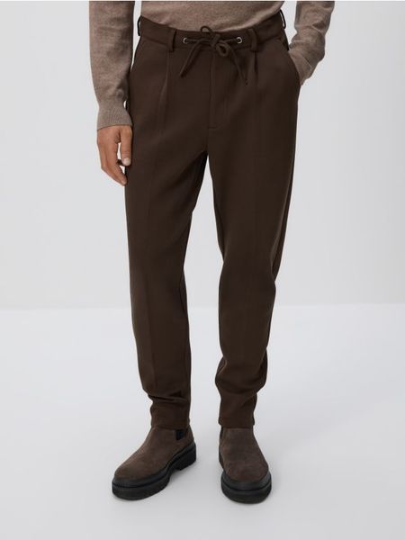 Spodnie chino slim z kantem - brązowy. Brązowe spodnie materiałowe męskie Reserved, l, bez wzorów, z bawełny. W wyprzedaży za 99.99 zł.