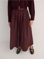 Spódnica midi - karminowy. Czerwone spódnice damskie Reserved, l, bez wzorów, z tkaniny, midi, rozkloszowane. W wyprzedaży za 49.99 zł.