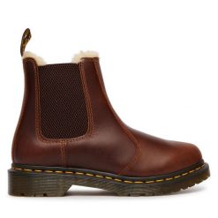 Sztyblety Dr. Martens. Brązowe botki damskie Dr. Martens, bez obcasa, na płaskiej podeszwie, bez zapięcia. Za 989.99 zł.