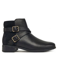 Botki Clarks. Czarne botki damskie Clarks, bez obcasa, na płaskiej podeszwie, bez zapięcia. Za 389.99 zł.