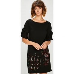 Desigual - Sukienka. Czarne sukienki damskie Desigual, z dzianiny, casualowe, z okrągłym kołnierzem, z krótkim rękawem. W wyprzedaży za 279.90 zł.