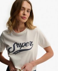 Superdry Varsity Script T‑Shirt damski z bawełny organicznej – relaxed fit. Białe t-shirty damskie Superdry., bez wzorów, z bawełny, klasyczne, bez kołnierzyka. Za 197.65 zł.