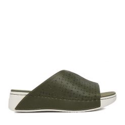 Klapki Go Soft. Zielone klapki damskie GO SOFT, bez wzorów, bez obcasa. Za 119.99 zł.