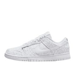 Buty do chodzenia dla dorosłych Nike Dunk Low White Paisley. Białe obuwie sportowe damskie Nike, bez wzorów, ze skóry, trekkingowe. Za 794.80 zł.