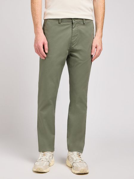 MESKIE SPODNIE LEE SLIM CHINO OLIVE GROVE 112349317. Zielone spodnie materiałowe męskie Lee, l, bez wzorów. Za 219.99 zł.