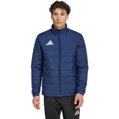 Męska kurtka piłkarska adidas Entrada 26 Light - granatowa. Niebieskie bluzy męskie Adidas, m, bez wzorów, z materiału, bez kaptura. Za 239.99 zł.