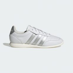 Buty Barreda Lo. Białe obuwie sportowe damskie Adidas, bez wzorów. Za 299.00 zł.