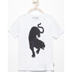 T-shirt z nadrukiem - Biały. Białe t-shirty dla chłopców Reserved, z nadrukiem. W wyprzedaży za 19.99 zł.