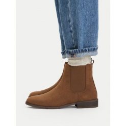 Sztyblety JENNY. Brązowe botki damskie Jenny, bez obcasa, na płaskiej podeszwie, bez zapięcia. Za 119.99 zł.