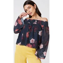 NA-KD Boho Bluzka z odkrytymi ramionami w kwiatowy wzór - Multicolor. Bluzki damskie marki NA-KD Boho. W wyprzedaży za 48.78 zł.