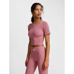 Damska koszulka bezszwowa Hummel Pulse. Fioletowe koszulki sportowe damskie Hummel, bez wzorów, sportowe, bez kołnierzyka. Za 153.50 zł.
