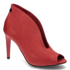 Czerwone Botki Carinii Eleganckie Skórzane Buty Na Obcasie. Czerwone botki damskie Carinii, na wiosnę, z nubiku, biznesowe, bez obcasa, na obcasie, bez zapięcia. Za 229.00 zł.