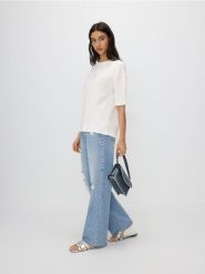 Oversizowy t-shirt z napisem - złamana biel. T-shirty damskie Reserved, l, bez wzorów, z bawełny, bez kołnierzyka. W wyprzedaży za 49.99 zł.