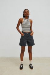 Szorty z szerokimi nogawkami w kolorze WASHED BLACK - TABOO-XL. Czarne szorty damskie Marsala, na lato, m, bez wzorów, z denimu. Za 299.90 zł.