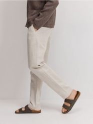 Zamszowe klapki - ciemnobrązowy. Brązowe klapki męskie Reserved, z zamszu. Za 139.99 zł.