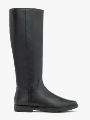 Czarne kozaki z wąską cholewką. Czarne kozaki damskie Ryłko, ze skóry, z okrągłym noskiem, bez obcasa, na płaskiej podeszwie. Za 649.99 zł.