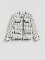 Marynarka z ozdobnymi kieszeniami - złamana biel. Żakiety damskie Reserved, l, bez wzorów, z tkaniny. Za 229.99 zł.