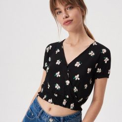 Kopertowa koszulka w kwiaty - Czarny. T-shirty damskie marki Sinsay. Za 29.99 zł.